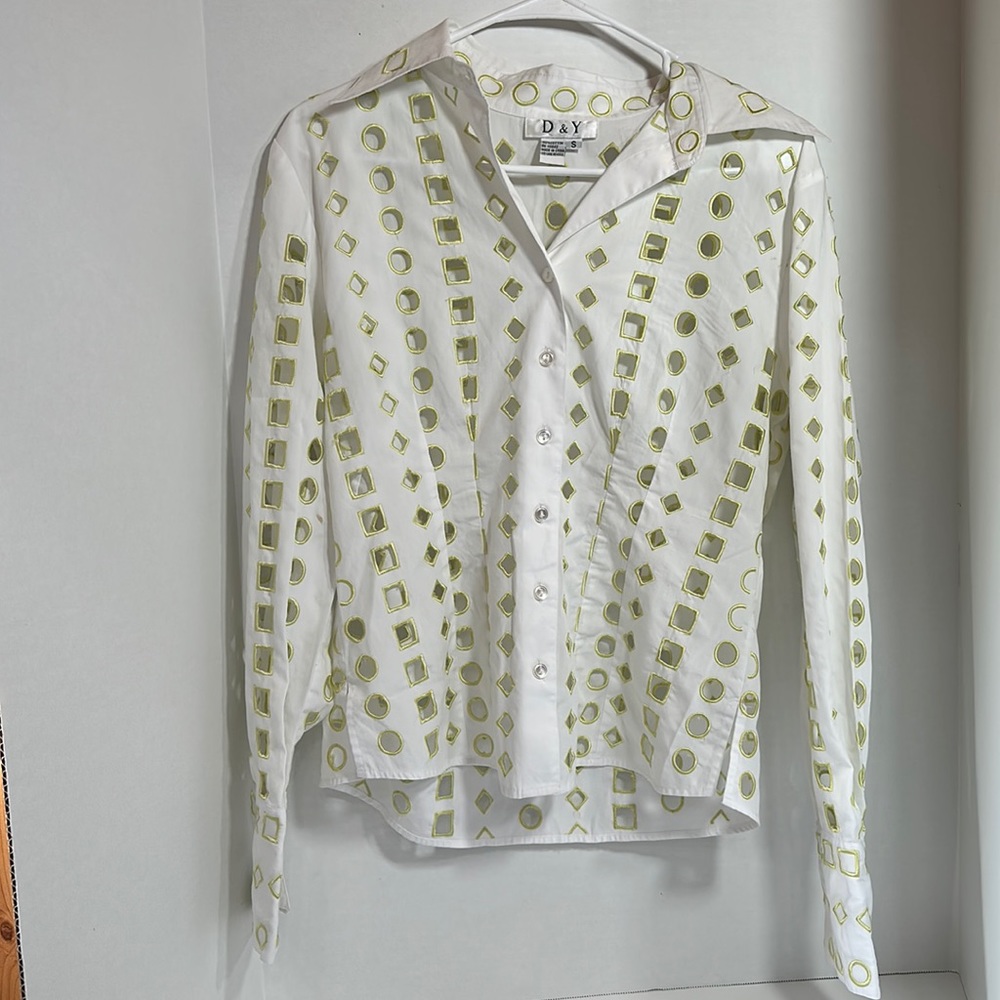 D & Y long sleeve geometric cut out button up top size small white yellow